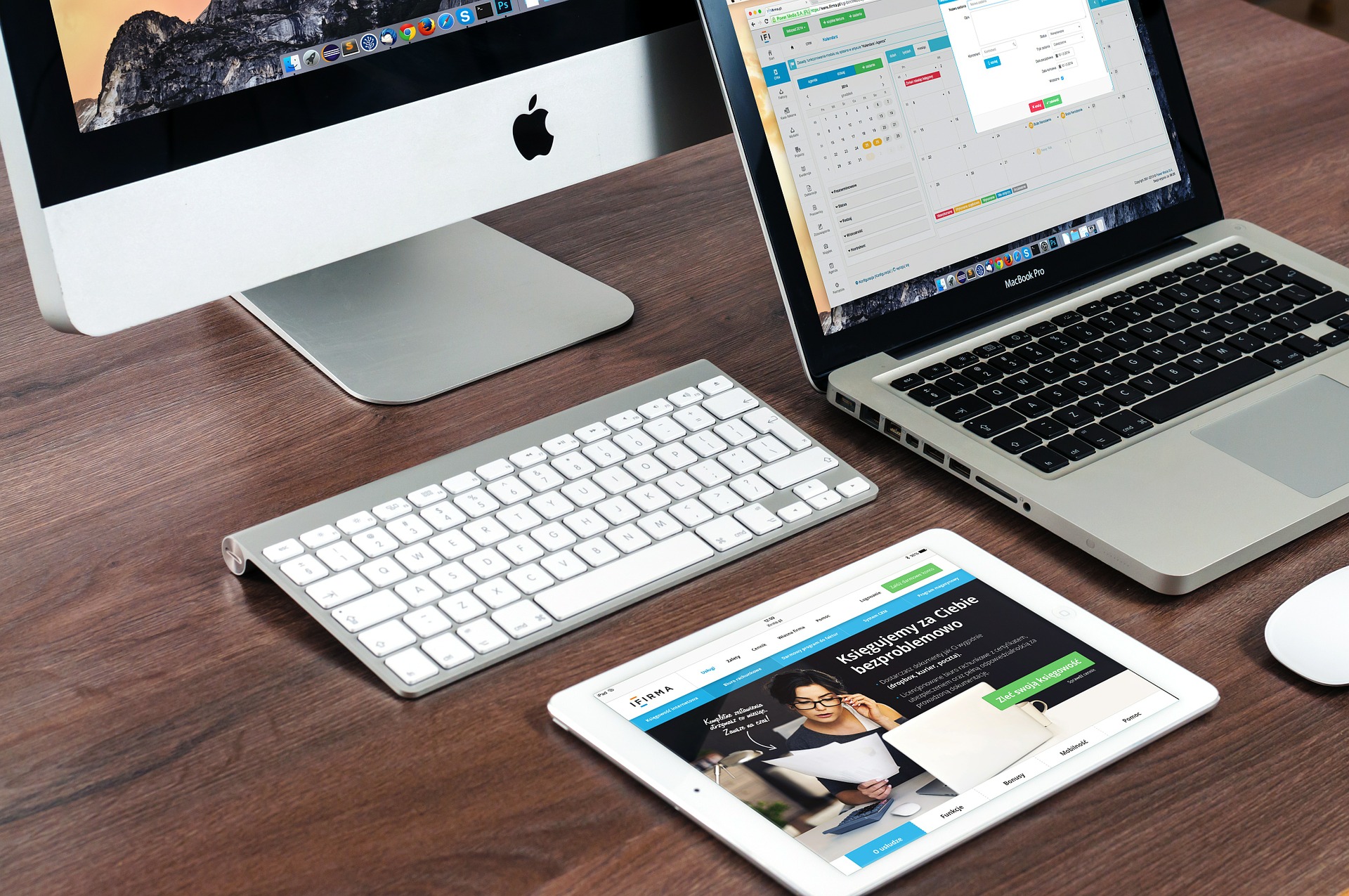 Un iMac, un MacBook y un iPad sobre un escritorio